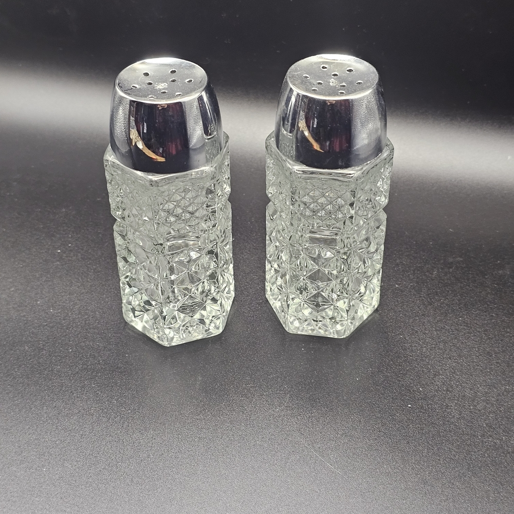 Vintage Wexford Pressed Glass Salt &‎ Pepper Shakers With Chrome Plastic Tops